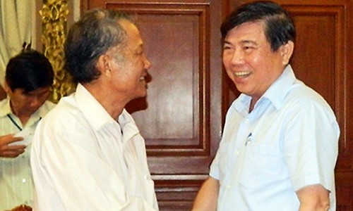 Chủ tịch UBND TP HCM Nguyễn Thành Phong chia sẻ với gia đình ông Giảng. Ảnh: Trung Sơn.