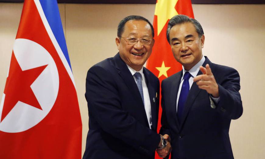 Ngoại trưởng Triều Tiên Ri Yong Ho và Ngoại trưởng Trung Quốc Vương Nghị. Ảnh: AP. 