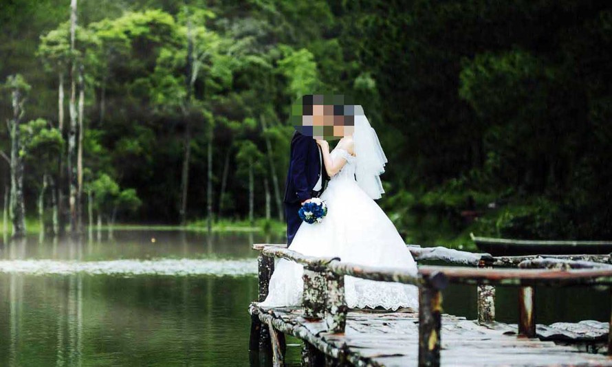 Du khách chụp ảnh cưới tại “Khu vườn bí mật”.