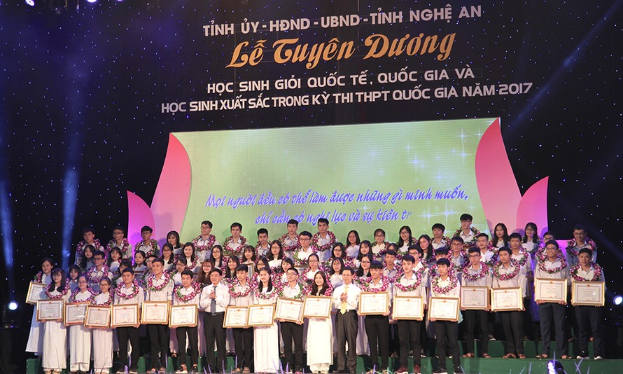 Khen thưởng cho học sinh giỏi xuất sắc trong năm học 2016 – 2017.