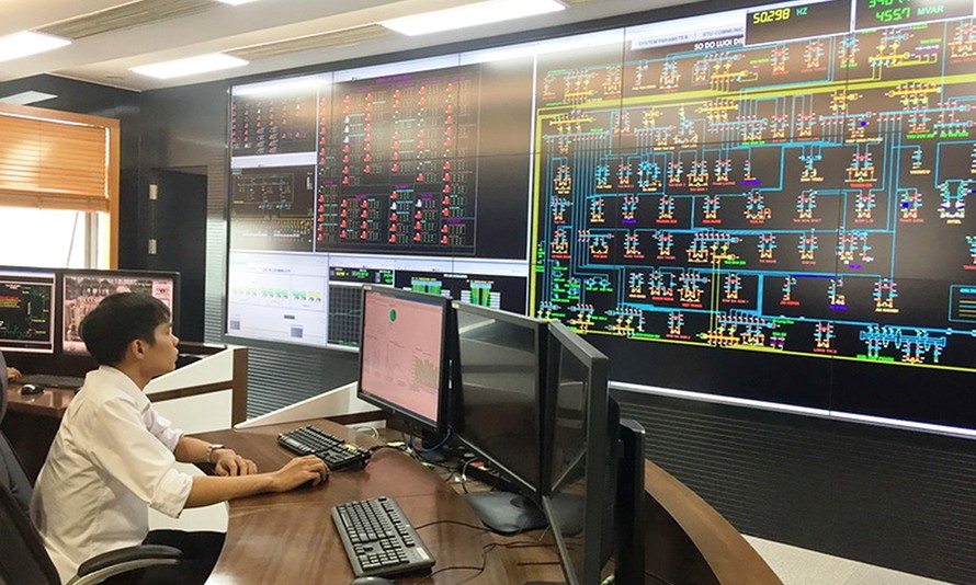 Cán bộ kỹ thuật Tổng công ty Điện lực TPHCM vận hành trung tâm điều khiển từ xa.