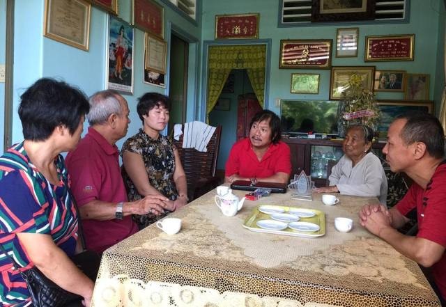 Người nhà của bị can Huỳnh Lương Hải tới tận nhà riêng của nhà báo Nguyễn Phấn Đấu để bồi hoàn số tiền của bị can gây ra, tuy nhiên nhà báo Nguyễn Phấn Đấu đã tặng lại mẹ bị can.