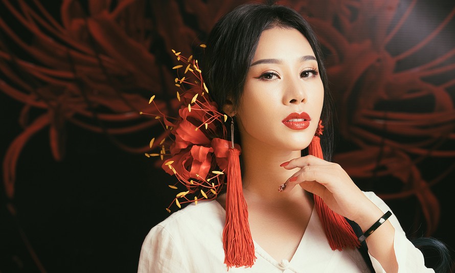 Tạo hình của Hoa Trần trong MV 'Bỉ ngạn đỏ'.
