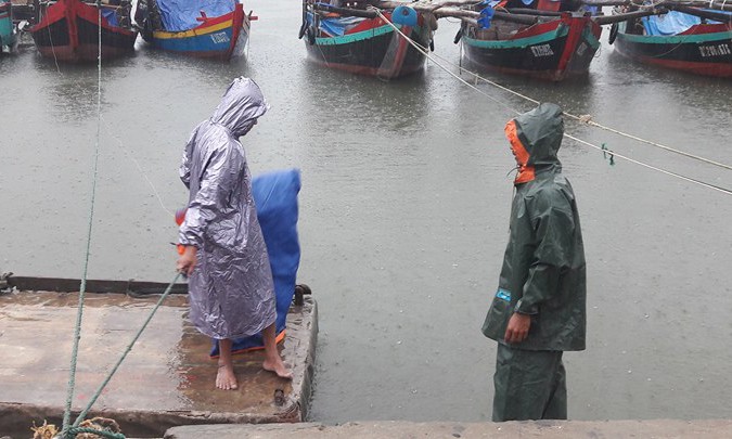 Người dân đưa tàu thuyền vào neo đậu tại cảng cá Thạch Kim sáng nay.