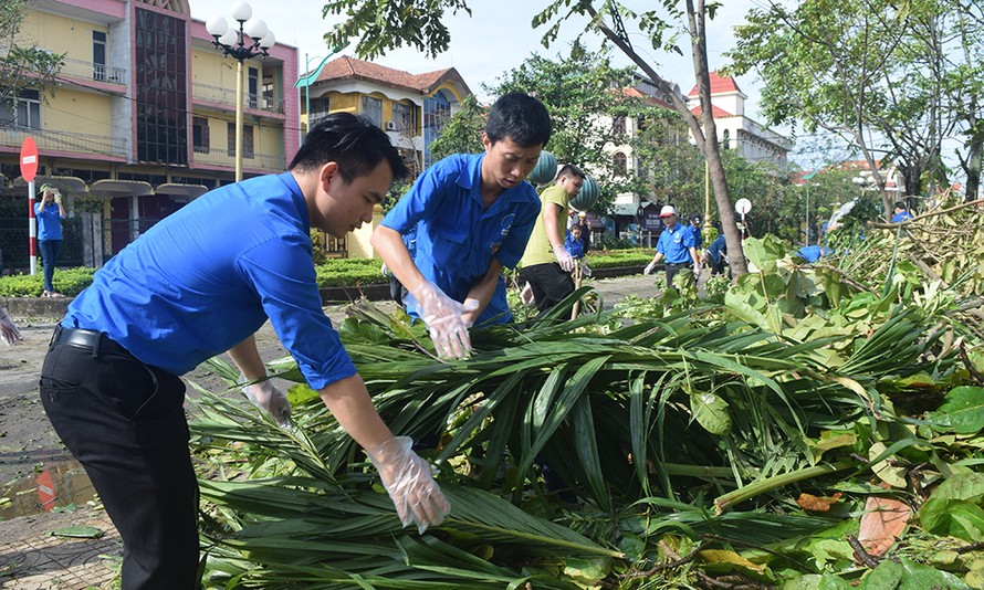 Các đội thanh niên tình nguyện tại chỗ kịp thời ra quân dọn vệ sinh môi trường sau bão. Ảnh: Hoàng Nam