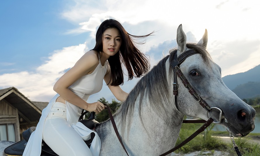 Á hậu Thanh Tú, Thuỳ Dung 'phiêu' khi chụp ảnh cùng ngựa bạch ở Tây Nguyên