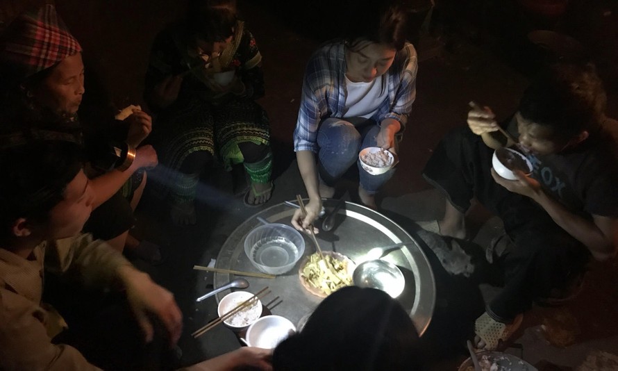 Hoa hậu Mỹ Linh ăn cơm trắng, măng luộc làm dự án nhân ái