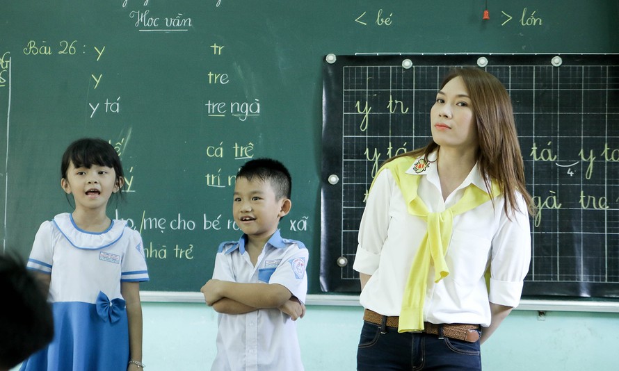 Mỹ Tâm trổ tài làm cô giáo khi đi từ thiện tại Quảng Nam