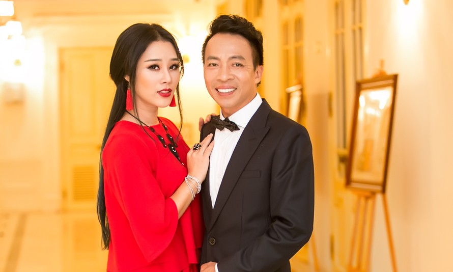 Vợ ca sĩ Việt Hoàn lộng lẫy sánh đôi cùng chồng tại sự kiện