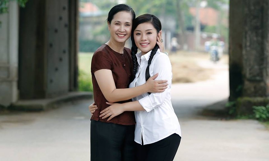 NSND Lan Hương vào vai mẹ của Sao Mai Thu Hằng trong MV 'Đừng quên câu dân ca'.