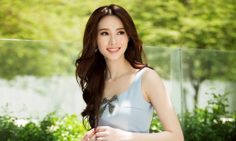 Hoa hậu Thu Thảo 'tái xuất' đẹp không tì vết sau đám cưới cổ tích