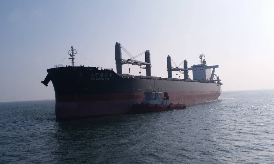 Tàu biển trọng tải 6,3 vạn tấn cập cảng Vissai