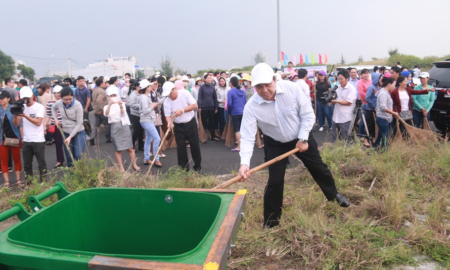 Chủ tịch UBND TP. Đà Nẵng Huỳnh Đức Thơ cùng dọn dẹp vệ sinh trên khu đất trống.