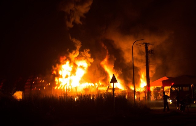 Sau tiếng nổ lớn, xưởng sản xuất nệm công ty Thanh Nhựt Huy bị cháy dữ dội.