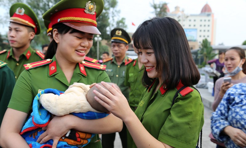 Lực lượng chức năng tiếp nhận cháu bé bị lừa bán sang Trung Quốc.