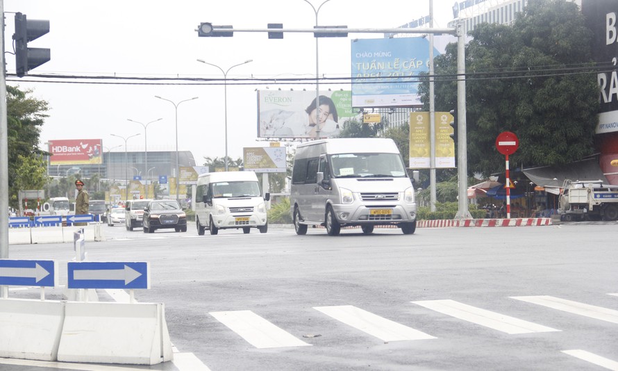 Xe chở đại biểu APEC trên phố Đà Nẵng