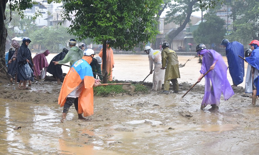 Đoàn viên thanh niên Huế đội mưa dọn bùn lũ, làm sạch phố phường.