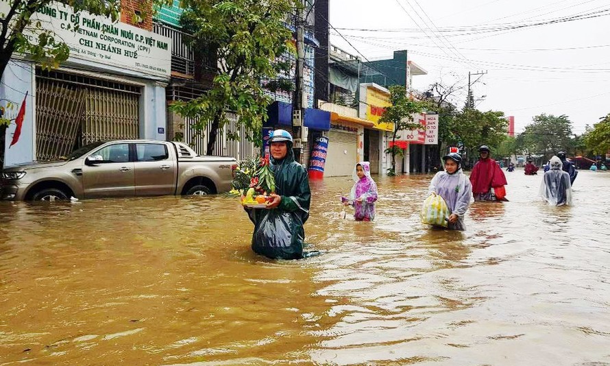 Nước lại tràn ngập phố phường tại Huế.