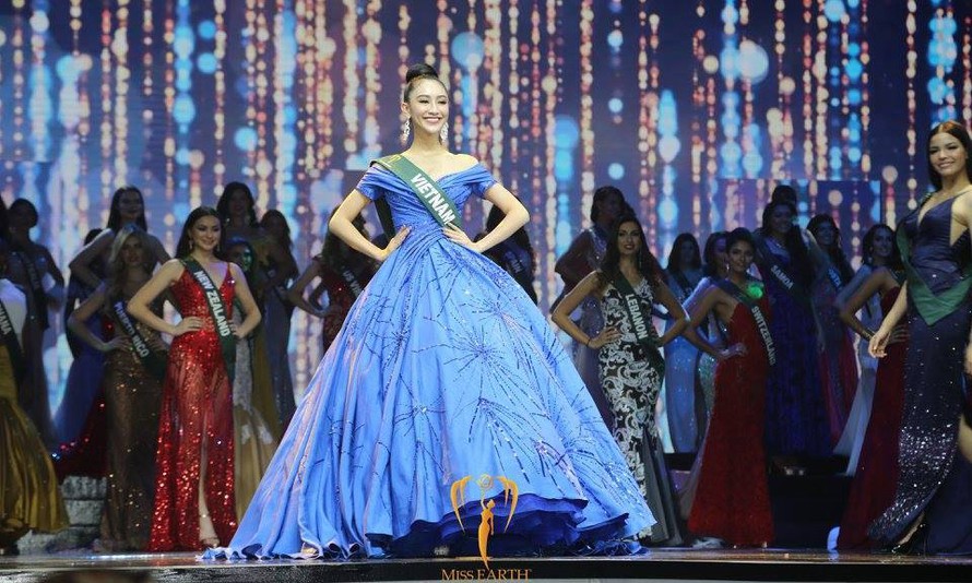 Bộ váy dạ hội tuyệt đẹp của Hà Thu trong đêm chung kết Miss Earth.