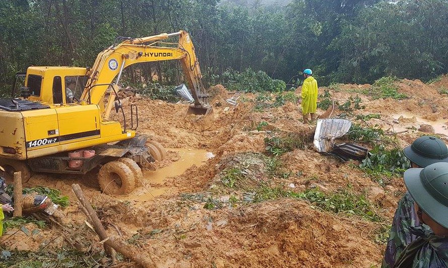 Tình trạng lở núi, đồi diễn ra nghiêm trọng tại huyện Bắc Trà My gây thiệt hại về người và tài sản. Ảnh H. Văn. 
