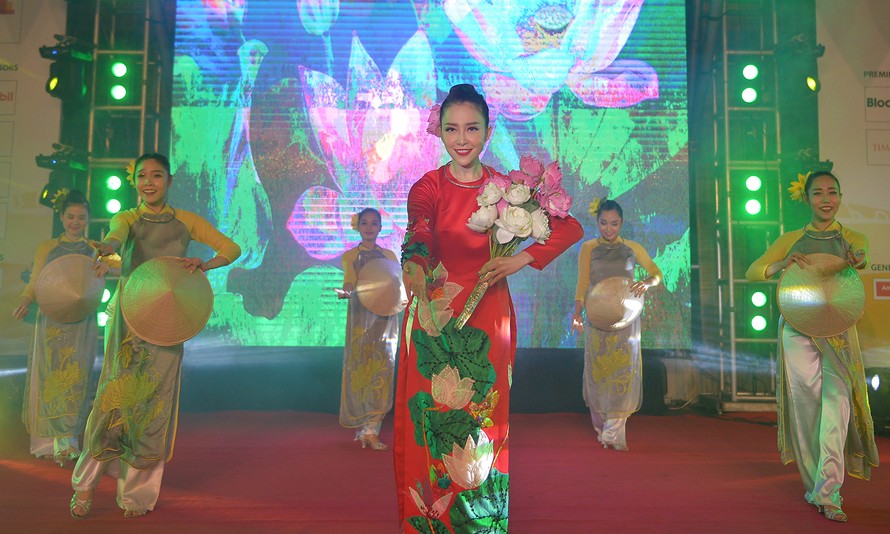 Nghệ sĩ múa Linh Nga với những điệu múa dân tộc trên nền ca khúc 'Giấc mơ trưa'.