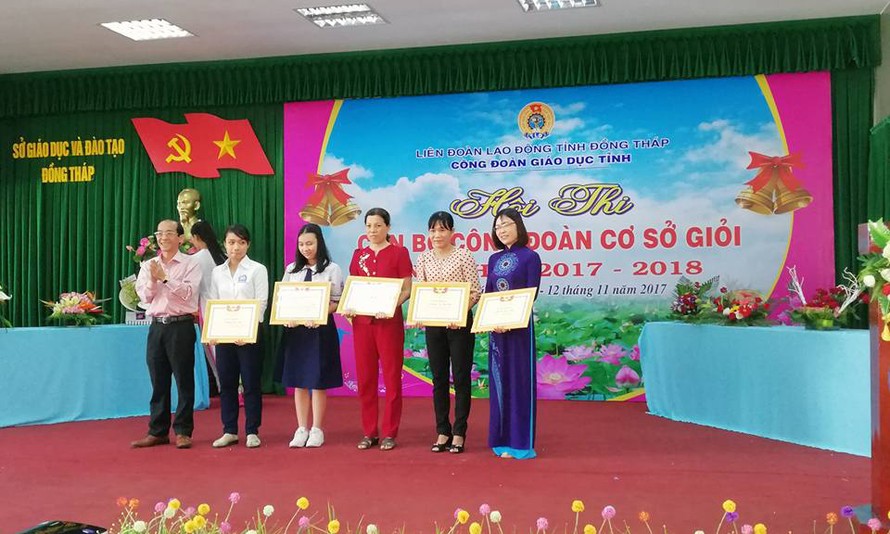 Cô giáo Hồ Thị kim Hạnh (bìa phải thứ nhất) nhận bằng khen của Giám đốc Sở GD&ĐT tỉnh Đồng Tháp tại lễ tổng kết cuộc thi viết về tấm gương nhà giáo nhân dịp tổ chức cuộc thi công đoàn cơ sở giỏi tại tỉnh Đồng Tháp năm 2017.