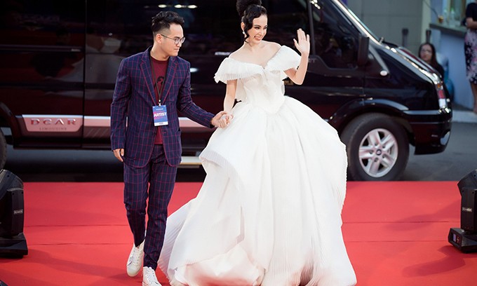 Angela Phương Trjnh và chiếc váy phát sáng trên thảm đỏ MAMA 2017.