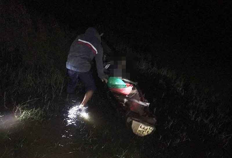 Lực lượng chức năng tìm vớt người và phương tiện gặp nạn trong vụ đắm thuyền giữa đêm ven đầm phá Tam Giang, tỉnh TT-Huế. 