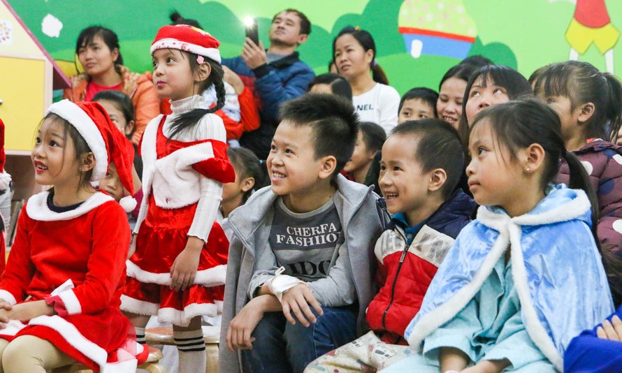 Giáng sinh yêu thương cho trẻ em ở Bệnh viện Nhi TW