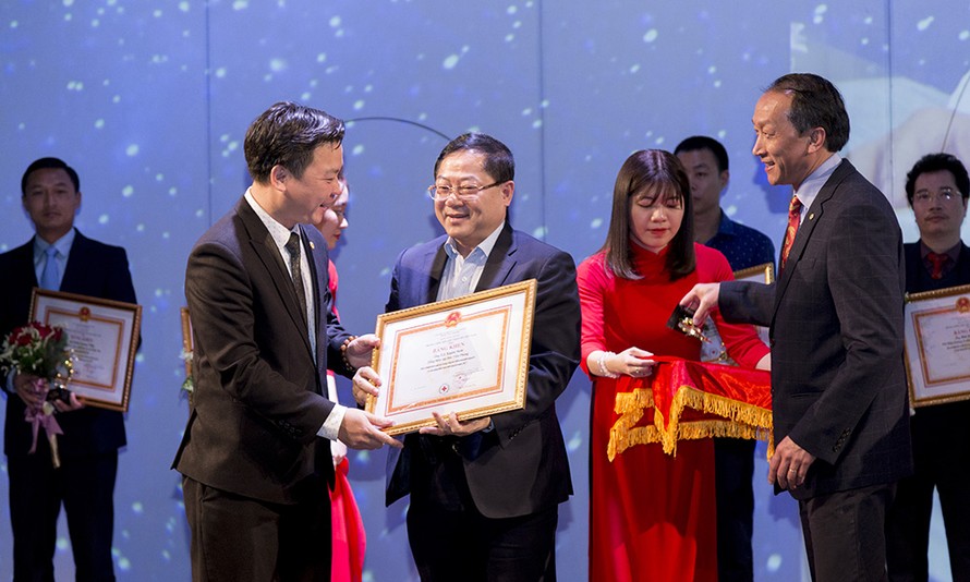 Nhà báo Lê Xuân Sơn, Tổng biên tập Báo Tiền Phong là 1 trong số 12 cá nhân tiêu biểu được nhận Giải thưởng Giọt Hồng năm nay.