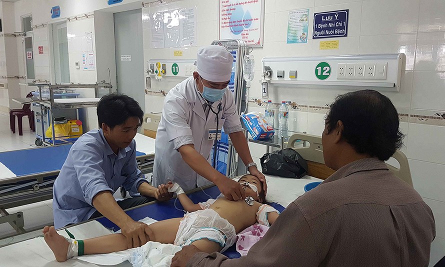 Bệnh viện Nhi đồng TP. Cần Thơ tiếp nhận điều trị cho 3 bệnh nhi bị ngộ độc Ảnh: Nhật Huy.