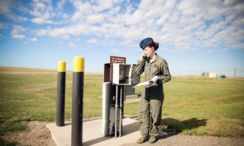 Đại úy Amber Moore, nữ điều phối viên tên lửa ở căn cứ Minot, bang Bắc Dakota, Mỹ. Ảnh: NBC News.