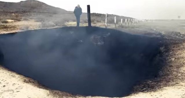 Hố cháy đen sâu 8 m làm dấy lên giả thuyết về UFO hạ cánh