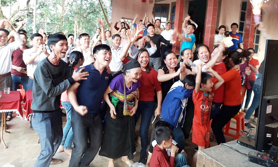 Niềm hạnh phúc của bà nội Phạm Thị Giáp và người dân làng Bào khi Bùi Tiến Dũng đẩy được quả đá luân lưu.