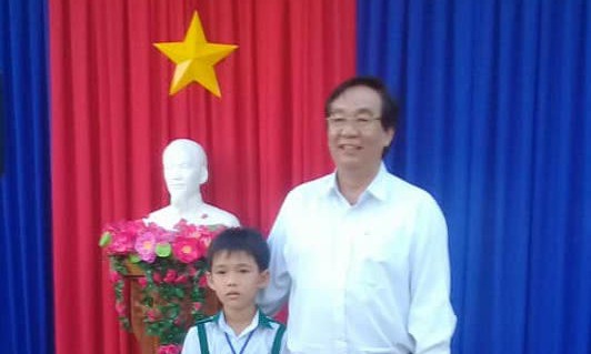 Ông Lê Thanh Liêm, PGĐ Sở GD- ĐT Cà Mau trao Bằng khen cho học sinh Nguyễn Nhật Nam