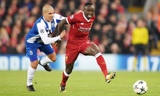 Liverpool (phải) đã dễ dàng hoàn thành nhiệm vụ tứ kết Champions League. Ảnh: Getty Images.