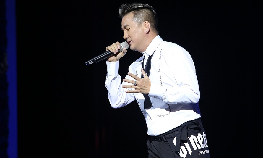 Mr. Đàm thể hiện ca khúc 'Mẹ' trong đêm nhạc Phú Quang.