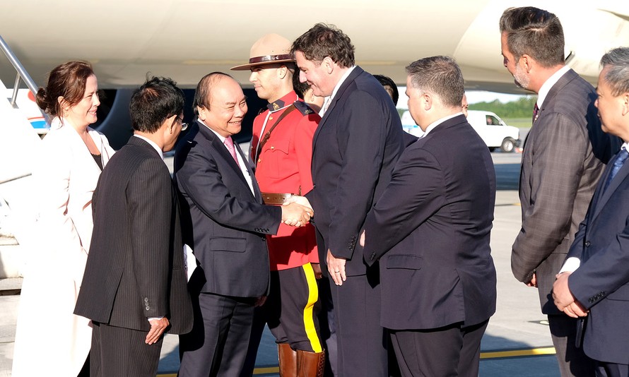 Bộ trưởng Chính phủ Liên bang, Bộ trưởng Bang Québec đón Thủ tướng và Đoàn Việt Nam tại sân bay Jean-Lesage. Ảnh: VGP/Quang Hiếu.