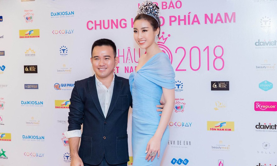 Nhà thiết kế Lê Thanh Hoà và Hoa hậu Mỹ Linh trong thiết kế của anh.