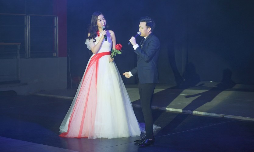 Hoa hậu Đỗ Mỹ Linh khoe giọng hát khi song ca cùng Dương Triệu Vũ.