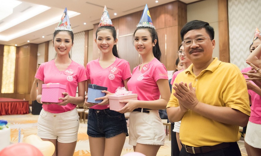 Nhà báo Vũ Tiến - Phó trưởng BTC HHVN 2018 và ba thí sinh có ngày sinh nhật trong tháng 6.