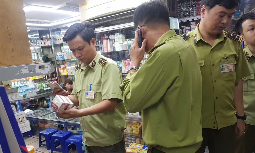 Lực lượng QLTT HN kiểm tra mặt hàng mỹ phẩm tại cơ sở kinh doanh tại Hàng Đường.
