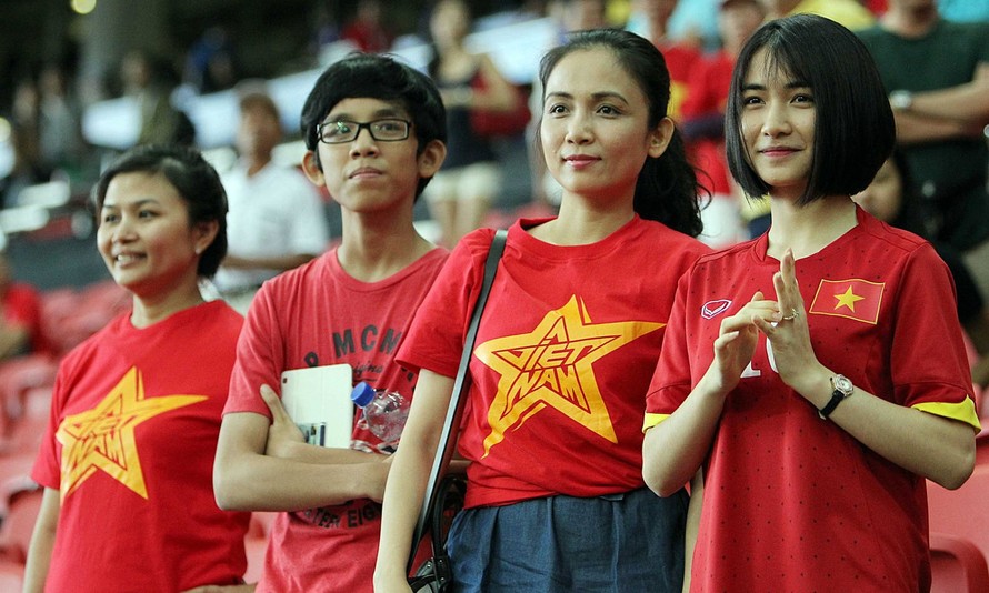 Hoà Minzy trên khán đài ASIAD 2018. Ảnh: Thanh niên.