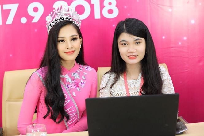 Hoa hậu Trần Tiểu Vy giao lưu trực tuyến với độc giả Tiền Phong sáng 17/9. Ảnh: Mạnh Thắng