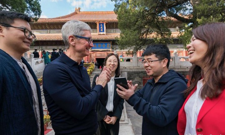 Tim Cook thân chinh tới Trung Quốc để “níu kéo” khách hàng mua iPhone 