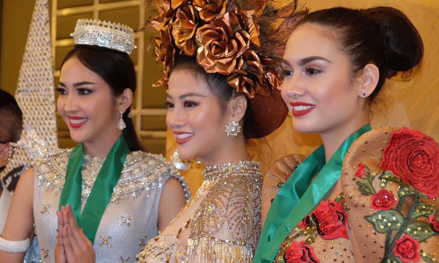 Trang phục dân tộc của Phương Khánh (giữa) giành giải tại Hoa hậu Trái đất .
