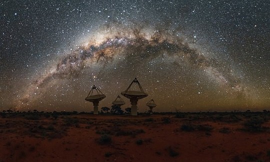 Một góc khác của hệ thống kính thiên văn khổng lồ đặt tại Tây Úc - ảnh do nhóm nghiên cứu cung cấp.