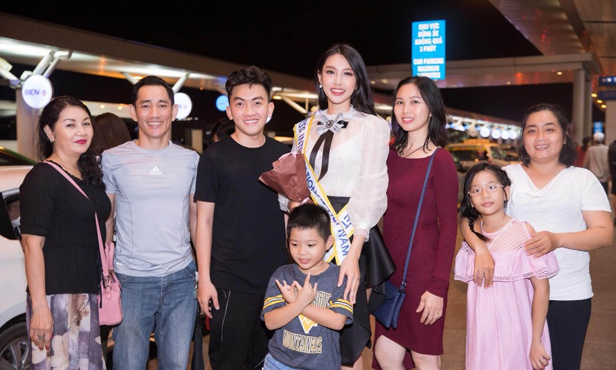 Thuỳ Tiên bên gia đình và bạn bè khi lên đường dự thi Hoa hậu quốc tế 2018.
