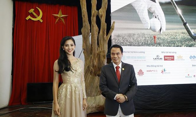 Hoa hậu Việt Nam năm 2018 Trần Tiểu Vy- đại diện hình ảnh giải Tiền Phong Golf Championship 2018 chụp ảnh lưu niệm cùng ông Nguyễn Văn Tưởng- Chủ tịch công ty Trầm Hương Khánh Hoà- nhà tài trợ chính của giải.