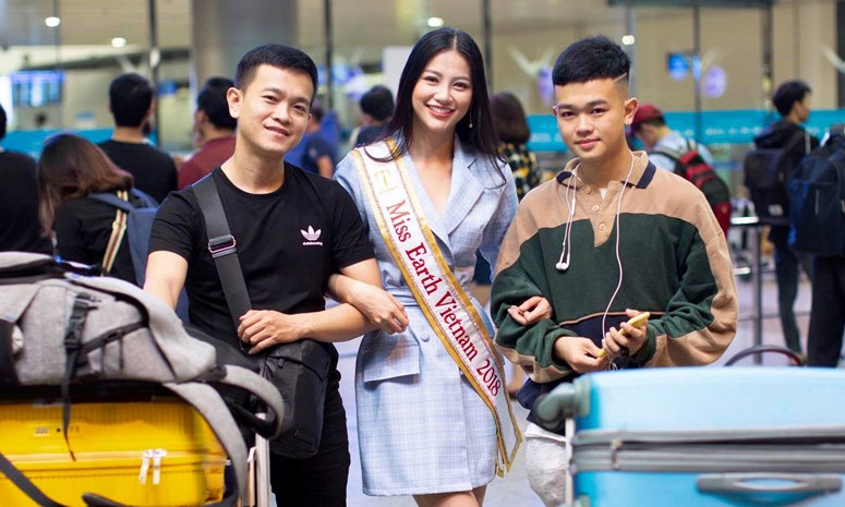 Phương Khánh và anh trai (trái) cùng em trai trong ngày lên đường đi thi Miss Earth.